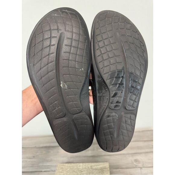 OOFOS OOlala Black Flip Flop - Women's Size 10 - Picture 6 of 8